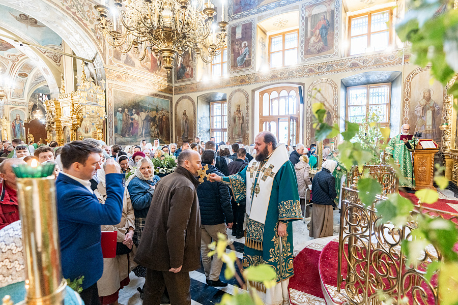 Божественная литургия и вечерня с чтением коленопреклонных молитв в Троицком кафедральном соборе Подольска